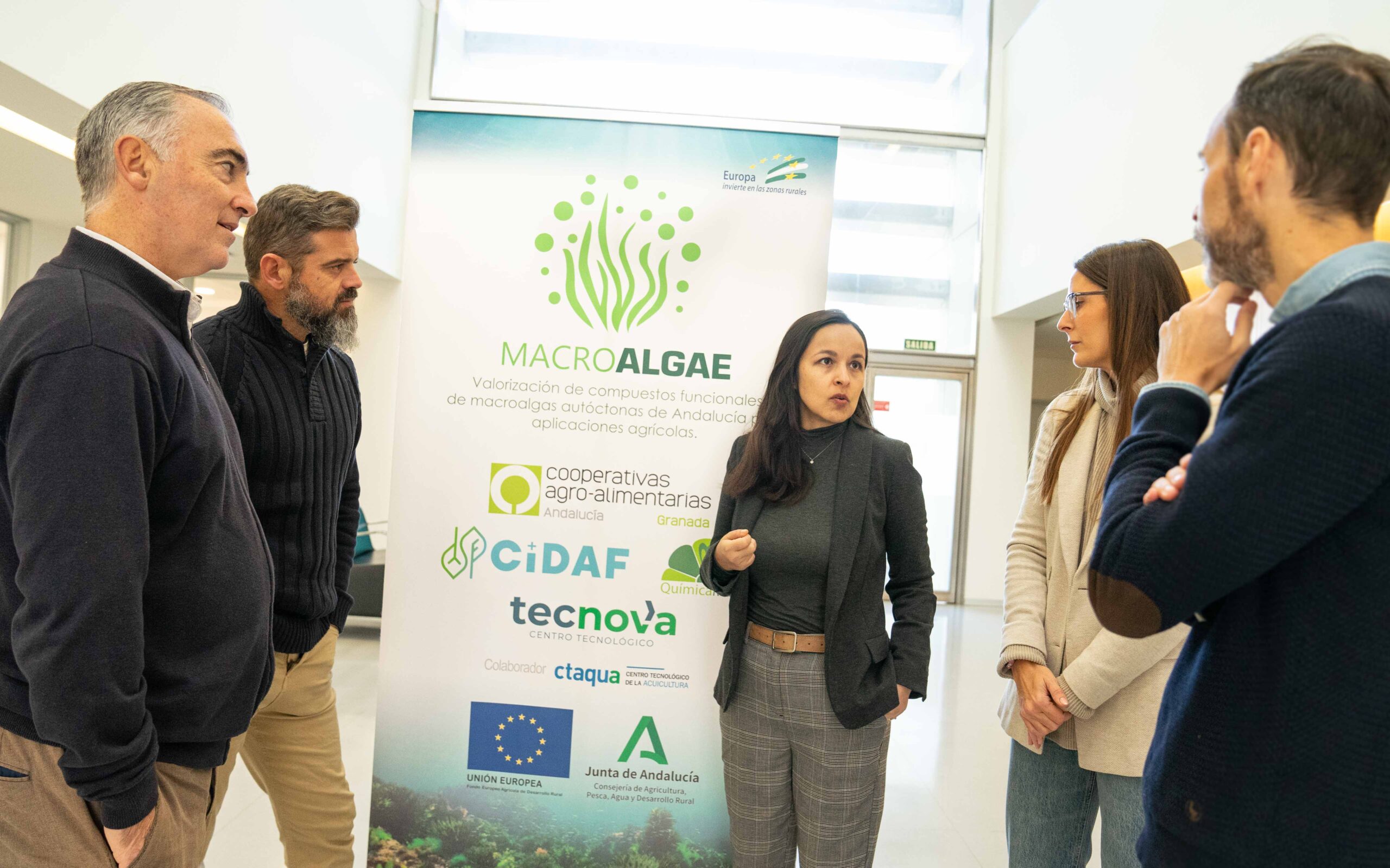 Investigadores emplean algas invasoras de las costas andaluzas para producir abono sostenible